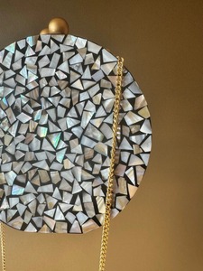 Elegante bolso de mano blanco perla madre para mujer, patrón de logotipo de moda, cadenas de cuentas con decoración de cuentas, bolsos de mano - Product Image 4