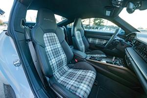 วัสดุตกแต่งภายในสไตล์เฮอริเทจของรถปอร์เช่ 911 เทอร์โบ รุ่นปี 2025 ที่เคลื่อนไหวไปมาอย่างรวดเร็ว - Product Image 5