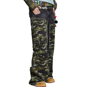Pantalon cargo évasé en denim stretch coton, coupe slim, taille mi-haute, effet délavé camouflage personnalisé, bords bruts, patchwork, style streetwear - Product Image 3