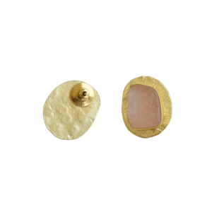 Boucles d'oreilles créoles en laiton en gros, design naturel avec pierre brute, finition laiton satiné, style bohème chic, prêtes à être expédiées en gros - Product Image 2