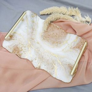 ถาดเรซิ่นหรูหราดีไซน์ศิลปะทำมือที่ไม่เหมือนใครเหมาะสำหรับการตกแต่งบ้านห้องนั่งเล่นห้องรับประทานอาหารหรืองานเลี้ยงสังสรรค์ - Product Image 6