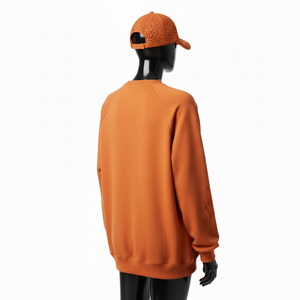 เสื้อสเวตเชิ้ตผู้หญิงทรงโอเวอร์ไซส์ ผ้าฝ้ายผสมขนแกะคุณภาพพรีเมียม 320 GSM สีสนิมอ่อน ประดับโลโก้ด้วยคริสตัลแบบ Hotfix เสื้อสเวตเชิ้ตผู้หญิงระบายอากาศได้ดี - Product Image 5