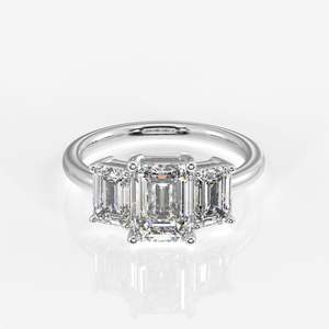 Bague à trois pierres en or 9 carats avec diamant taille émeraude cultivé en laboratoire – Catégorie de produit : Bagues en or avec diamants - Product Image 5