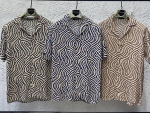 Chemise à manches courtes pour homme, motif floral moderne, coupe décontractée, tissu satiné léger, respirant, élégant, tenue décontractée d'été, vacances - Product Image 2