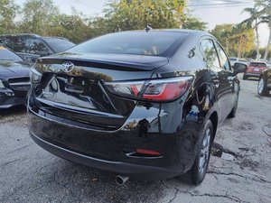 Usado 2019 T * oyota Yaris LE - Product Image 2