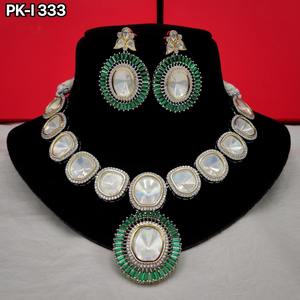 Conjunto de joyería nupcial de collar y pendientes de latón Kundan moderno con diamantes americanos para bodas - Product Image 3