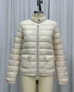 Abrigo de invierno acolchado de burbujas empacable para mujer, cómodo diseño de lona corto con botón a través de chaqueta acolchada resistente a la luz - Product Image 4