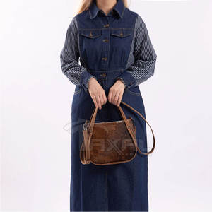 Bolso de mano de cuero de vaca portátil al por mayor Bolso de mano de cuero de vaca de moda de nuevo diseño - Product Image 5