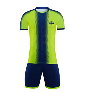 Uniforme de football pour hommes personnalisé avec nouveau design Ensembles d'équipe personnalisés 100% polyester de haute qualité Service OEM fabriqué au Pakistan - Product Image 1