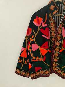 เสื้อแจ็คเก็ตกำมะหยี่ปักลายซูซานีสีดำ ลายดอกไม้สดใส เสื้อโค้ทศิลปะพื้นบ้านที่เป็นเอกลักษณ์ เสื้อคลุมสไตล์พื้นบ้านสีสันสดใส เสื้อแจ็คเก็ตปักลายซูซานีสีสันสดใส - Product Image 2