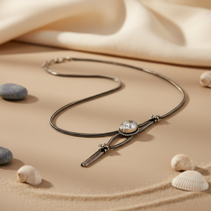 Collier en argent oxydé pour femme avec pierre en cristal clair, pièce de bijouterie élégante - Product Image 1