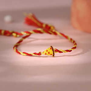 Bijoux rakhi amusants et élégants pour enfants sur le thème de la pizza dorée pour enfants - Product Image 4