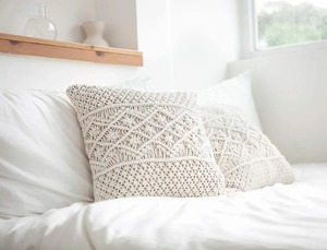 Funda de cojín de macramé tejida a mano de edición limitada para sofá, funda de almohada de diseño bohemio, decoración elegante para el hogar de la India - Product Image 2