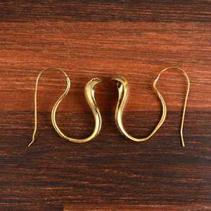 Pendientes de Cobra Modernos, Minimalistas, con Diseño de Serpiente, Estilo Boho, de Latón, Chapados en Oro de 18k, para Mujer, Venta al por Mayor/OEM/ODM - Product Image 1