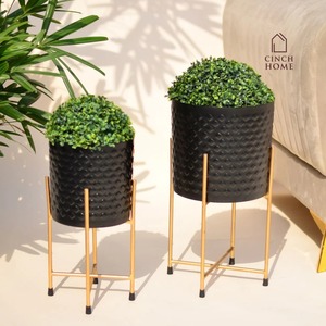 Jardinière cylindrique haute en métal avec finition gris mat texturé pour un style d'angle minimaliste à la maison ou au bureau - Product Image 6