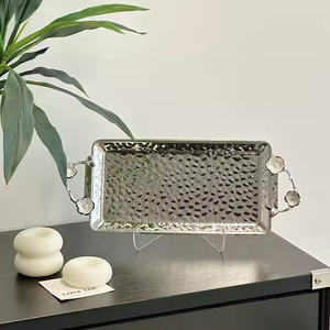 Bandeja de acero inoxidable de borde bajo contemporáneo para un estilo de barra elegante - Product Image 2