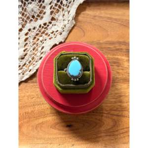 Bague solitaire Scott Skeets Golden Hills en turquoise et argent sterling, sertie de pierres, plaquée or rose, taille 8, taille unique - Product Image 1