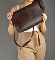 Sac à bandoulière en cuir personnalisé grand format LCS-0039C unisexe avec fermeture éclair et rabat, sac à l'épaule de haute qualité pour anniversaire de mariage