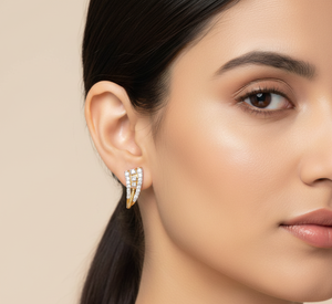 Boucles d'oreilles créoles élégantes en or torsadé avec diamants incurvés, bijoux tendance bicolores pour anniversaire - Product Image 5