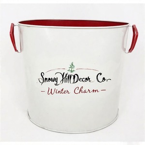 Maceta de vacaciones de pinos brillantes en metal rústico Ideal para esquinas de porche decoradas con luces verdes y adornos navideños - Product Image 1