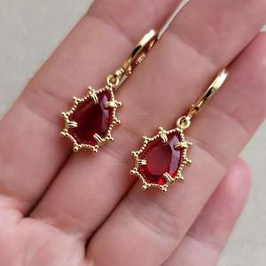 ต่างหูห่วงแบบกอดหู ประดับคริสตัลรูปหยดน้ำสีแดงทับทิม ชุบทองบนเงินแท้ 925 สไตล์วินเทจ ของขวัญสำหรับเธอ ต่างหูทับทิมสีแดง - Product Image 3