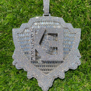 Colgante de Escudo con Letra Personalizada, Elaborado en Plata 925 con Detalles de Diamantes Moissanite, Estilo Hip Hop de Lujo, Diseño Completamente Engastado - Product Image 4