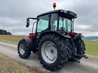 Tracteur diesel Massey Ferguson M 4708 à usage agricole, couleur rouge, pneus larges