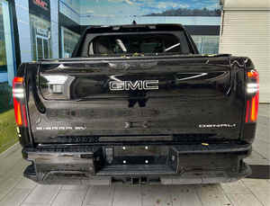 2025 S-i-e-r-r-a E V Denali Crew Cab Extended Range e4WD, Caja de Cambios Automática, Título Limpio, Sin Accidentes, con Bajo Kilometraje - Product Image 2