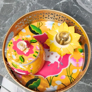 Plateau en métal imprimé Pichwai Work Print en émail de créateur avec pot de travail à motif de fleurs et bougeoir pour mariage, fête et anniversaire - Product Image 2