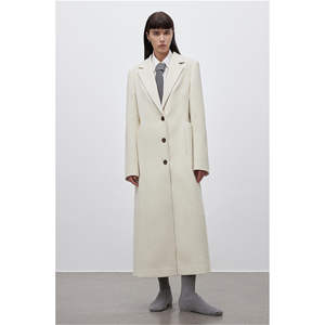 Manteau long pour femme avec poche tridimensionnelle en velours côtelé et fourrure de vison, teinture unie et décoration boutonnée, saison automne - Product Image 1