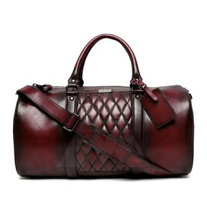 Bolsa de Viaje de Cuero, Diseño Acolchado, Color Granate, Bolsa de Fin de Semana, Cierre de Cremallera, Material Resistente - Product Image 1