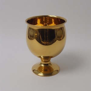 Copa de vino decorativa de latón para iglesia con grabado antiguo, trabajo artesanal diseñado para enriquecer el ceremonial sagrado - Product Image 3