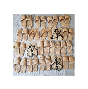 La pantoufle en jacinthe est sûre de garder vos pieds confortables, fabriquée à partir de matériaux 100% naturels - Product Image 1