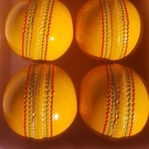 Tailles de balle d'entraînement de cricket en cuir jaune sur mesure pour les matchs de sport fabriqués au Pakistan - Product Image 1