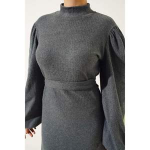 Vestido casual con mangas de globo Diseño acanalado con cinturón en color humo - Product Image 2