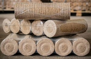 Briquettes de bois à bas prix en vente, fabriquées à partir de sciure de bois compressée, adaptées aux poêles et aux foyers ouverts. - Product Image 4