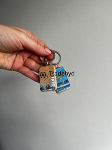 Llaveros de madera Tradebyd personalizados con nombres y diseños grabados - Product Image 3