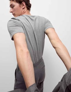 Fournisseur en gros de t-shirts à la mode pour hommes offrant un soutien personnalisé aux marques internationales de vêtements - Product Image 3