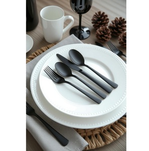 Juego de cubiertos de acero inoxidable con acabado negro, un toque real de elegancia que convierte cada comida en una experiencia culinaria fina - Product Image 4