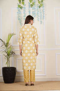 Ensemble Kurta droit en coton imprimé floral jaune pour femmes avec col en V et manches 3/4, stylé avec un pantalon imprimé et un dupatta - Product Image 2