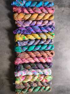 เส้นด้ายผ้าแพรไหม100% ทอมือเป็นมิตรกับสิ่งแวดล้อมย้อมสีตามสั่งผ้าส่าหรีรีไซเคิลสำหรับถักทองานศิลปะ - Product Image 4