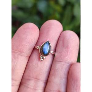 Bague délicate en labradorite, pierre de naissance de février, en argent sterling 925, bijoux faits à la main, forme poire naturelle, bague de promesse - Product Image 4