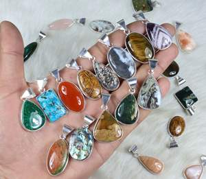 Vente en gros de pendentifs en pierres précieuses Collier à breloques en plaqué argent Collier pour femmes Pendentif en forme de mix de pierres précieuses - Product Image 3