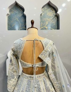 Faux Georgette inspirado en celebridades con trabajo de codificación y secuencia bordado a mano Lehenga nupcial con pieza de blusa de punto - Product Image 2