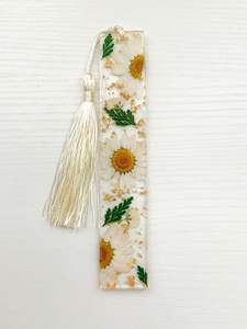 Marcapáginas Decorativo Art Deco con Flecos Redondos de Resina y Hojas de Oro Secas Repujadas a Mano - Product Image 5