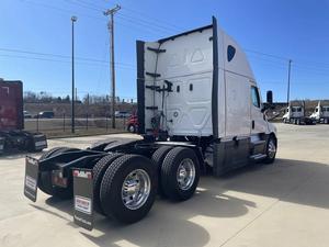 Camion Freightliner Cascadia Conventional Sleeper d'occasion 2024, moteur diesel 10 cylindres, caméra arrière 360°, écran tactile, 41-50t - Product Image 4