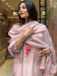 Dernière tenue de créateur Vêtements ethniques à la mode les plus tendances Pantalon Kurti en soie Taby & Dupatta avec imprimé à vendre - Product Image 4