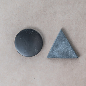 Armonizadores de bolsillo pulidos (un círculo de shungita y un triángulo de piedra de jabón/talcochlorita) - Product Image 2