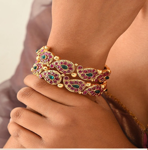 Brazaletes de latón con bisagras con un colorido patrón a cuadros de piedras multicolores y un gran rubí rojo central, a precios de mayorista. - Product Image 2