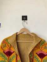Manteau Suzani en coton floral d'hiver fait main avec techniques de broderie, veste respirante style bohème matelassée à broderie indienne
